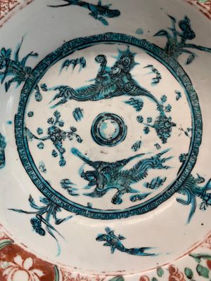 RETURNED 10/12/24 Two Chinese Swatow red-, turquoise- and black-enamelled 'phoenixes' and 'river landscape' dishes, Ming — photo 2