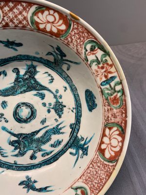 RETURNED 10/12/24 Two Chinese Swatow red-, turquoise- and black-enamelled 'phoenixes' and 'river landscape' dishes, Ming — photo 3
