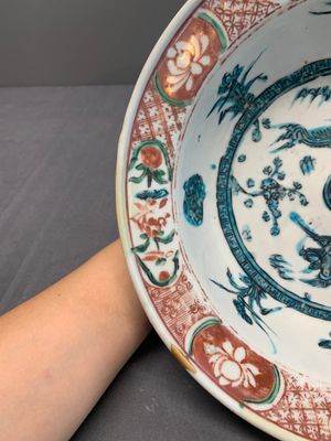 RETURNED 10/12/24 Two Chinese Swatow red-, turquoise- and black-enamelled 'phoenixes' and 'river landscape' dishes, Ming — photo 4