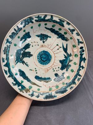 RETURNED 10/12/24 Two Chinese Swatow red-, turquoise- and black-enamelled 'phoenixes' and 'river landscape' dishes, Ming — photo 6