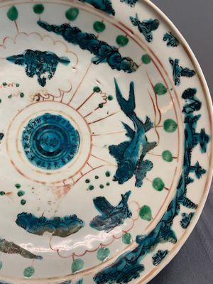 RETURNED 10/12/24 Two Chinese Swatow red-, turquoise- and black-enamelled 'phoenixes' and 'river landscape' dishes, Ming — photo 7
