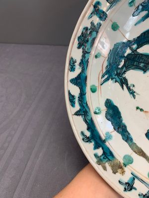 RETURNED 10/12/24 Two Chinese Swatow red-, turquoise- and black-enamelled 'phoenixes' and 'river landscape' dishes, Ming — photo 9