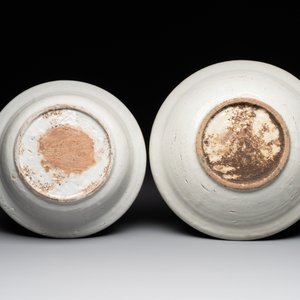 RETURNED 10/12/24 Two Chinese Swatow red-, turquoise- and black-enamelled 'phoenixes' and 'river landscape' dishes, Ming — photo 2