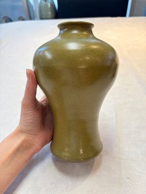 Two Chinese teadust-glazed vases, Qianlong mark, 20th C. — photo 1