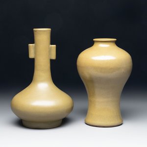 Two Chinese teadust-glazed vases, Qianlong mark, 20th C. — photo 1