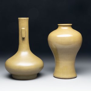 Two Chinese teadust-glazed vases, Qianlong mark, 20th C. — photo 2