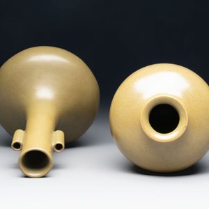 Two Chinese teadust-glazed vases, Qianlong mark, 20th C. — photo 5