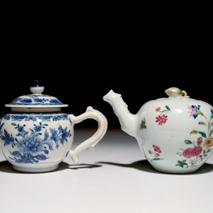 Two Chinese teapots and covers in blue and white and famille rose, Qianlong — 照片 2