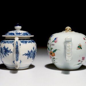Two Chinese teapots and covers in blue and white and famille rose, Qianlong — 照片 5