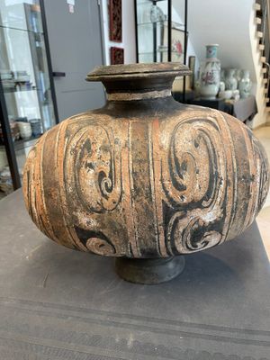 Two Chinese terracotta sculptures and a painted cocoon vase, Han — 照片 11