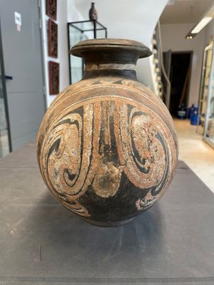 Two Chinese terracotta sculptures and a painted cocoon vase, Han — 照片 12