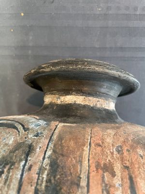 Two Chinese terracotta sculptures and a painted cocoon vase, Han — 照片 16