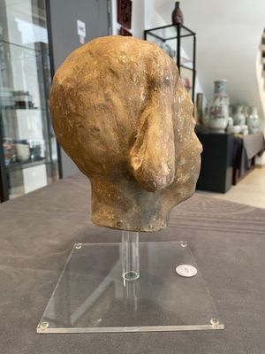 Two Chinese terracotta sculptures and a painted cocoon vase, Han — 照片 3