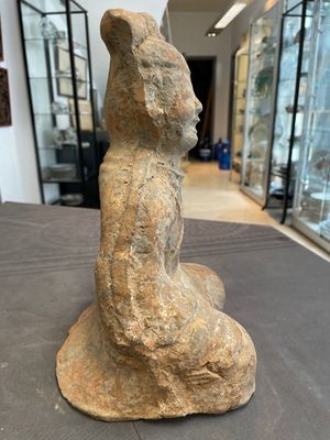 Two Chinese terracotta sculptures and a painted cocoon vase, Han — 照片 8