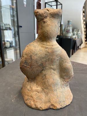 Two Chinese terracotta sculptures and a painted cocoon vase, Han — 照片 9