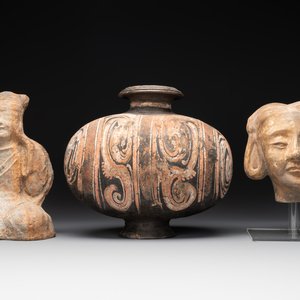 Two Chinese terracotta sculptures and a painted cocoon vase, Han — 照片 1