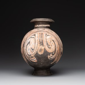 Two Chinese terracotta sculptures and a painted cocoon vase, Han — 照片 11