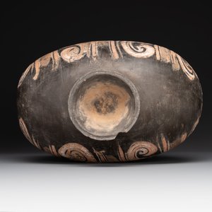 Two Chinese terracotta sculptures and a painted cocoon vase, Han — 照片 13