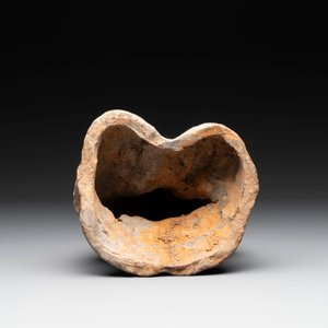 Two Chinese terracotta sculptures and a painted cocoon vase, Han — 照片 7