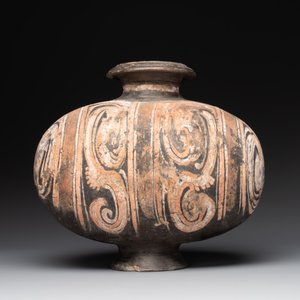 Two Chinese terracotta sculptures and a painted cocoon vase, Han — 照片 8