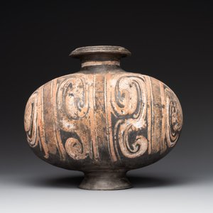 Two Chinese terracotta sculptures and a painted cocoon vase, Han — 照片 9