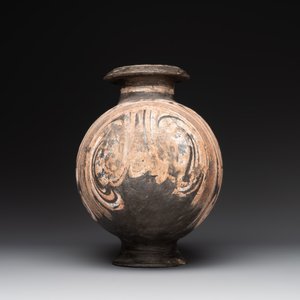 Two Chinese terracotta sculptures and a painted cocoon vase, Han — 照片 10