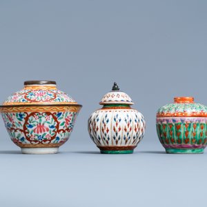 Two Chinese Thai market Bencharong bowls and covers and a covered jar, 19th C. — photo 2