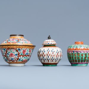 Two Chinese Thai market Bencharong bowls and covers and a covered jar, 19th C. — photo 3