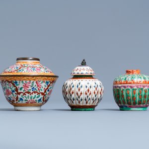 Two Chinese Thai market Bencharong bowls and covers and a covered jar, 19th C. — photo 4