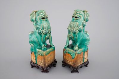 Deux modèles chinois de chiens de foo en turquoise monochrome, 17/18ème