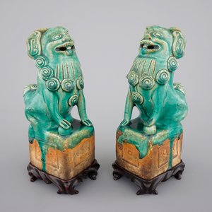 Twee Chinese turquoise geglazuurde foo honden, 17/18e eeuw — foto 1
