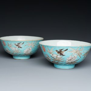 Two Chinese turquoise-ground grisaille-decorated Dayazhai bowls, Yong Qing Chang Chun 永慶長春 mark, Guangxu — 照片 7