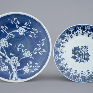 Two Chinese vases and two blue and white dishes, 18/19th C. — photo 8
