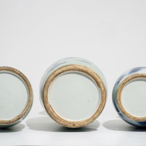 Two Chinese vases with blue and white design on celadon-ground and a dragon vase, 19th C. — photo 6