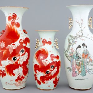 Two Chinese vases with foo dogs and a vase with ladies in a garden, 19/20th C. — photo 1