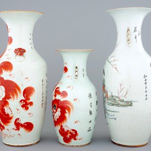 Two Chinese vases with foo dogs and a vase with ladies in a garden, 19/20th C. — photo 2