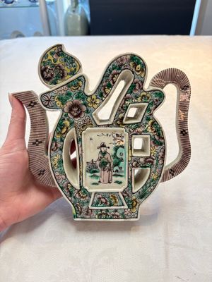 Two Chinese verte biscuit 'fu 福' wine ewers and covers, 19th C. — photo 1