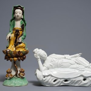 Two Chinese verte bisquit and blanc de Chine figures of Guanyin, 18/19th C. — 照片 2