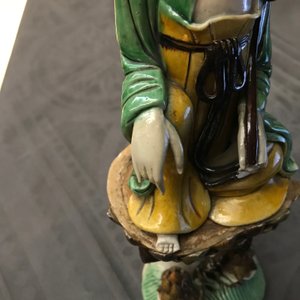 Two Chinese verte bisquit and blanc de Chine figures of Guanyin, 18/19th C. — 照片 9