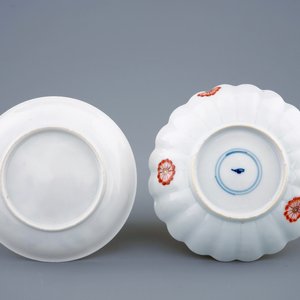 Two Chinese verte-Imari and famille rose cups and saucers, Kangxi/Yongzheng — 照片 3