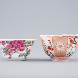Two Chinese verte-Imari and famille rose cups and saucers, Kangxi/Yongzheng — 照片 4