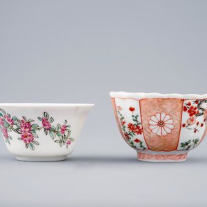 Two Chinese verte-Imari and famille rose cups and saucers, Kangxi/Yongzheng — 照片 6