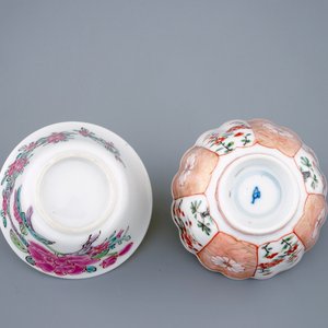 Two Chinese verte-Imari and famille rose cups and saucers, Kangxi/Yongzheng — 照片 9