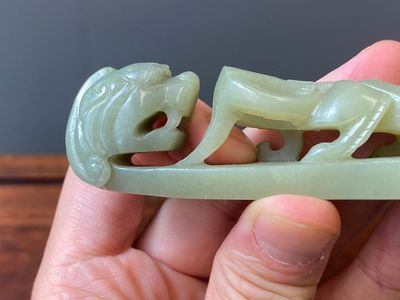 Two Chinese white and celadon jade belt hooks, Qing — photo 14