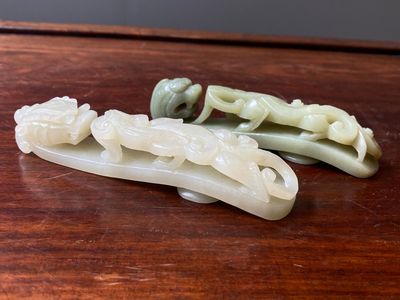 Two Chinese white and celadon jade belt hooks, Qing — photo 2