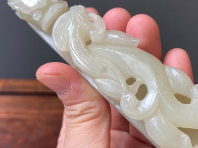 Two Chinese white and celadon jade belt hooks, Qing — photo 5
