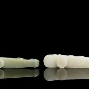 Two Chinese white and celadon jade belt hooks, Qing — photo 3