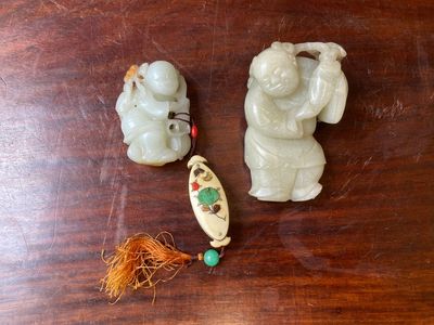 Two Chinese white and celadon jade carved standing boys, Qing — 照片 1