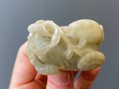 Two Chinese white and celadon jade carved standing boys, Qing — 照片 12