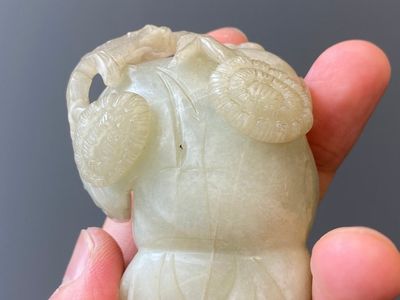 Two Chinese white and celadon jade carved standing boys, Qing — 照片 13
